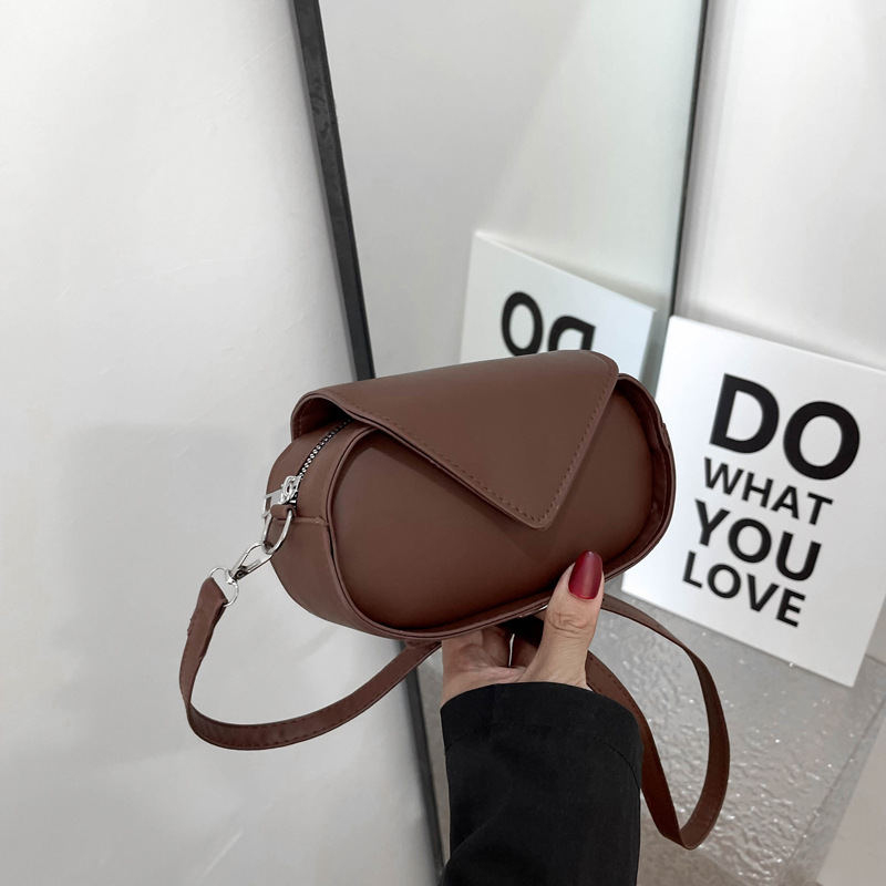 All-Season Oval Bag 2023 Summer New Trendy Retro Handbag Crossbody Bag Niche Design Commuter Bag Women