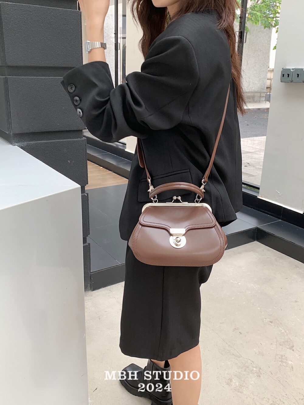 MBH Vintage Saddle Handbag with Clasp and Shoulder Strap