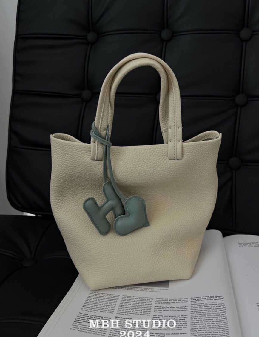 Minimalist Premium Versatile Top Layer Cowhide Leather Tote Handbag with Storage Bag, Shoulder Strap, Random Charm - Image 4